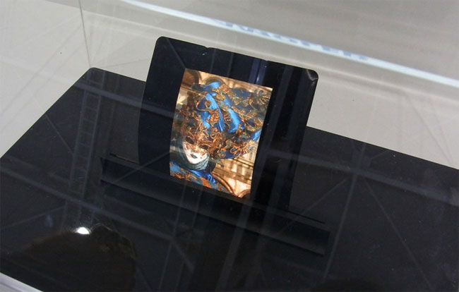 Klik for større billede AUOs 4” bøjelige OLED prototype