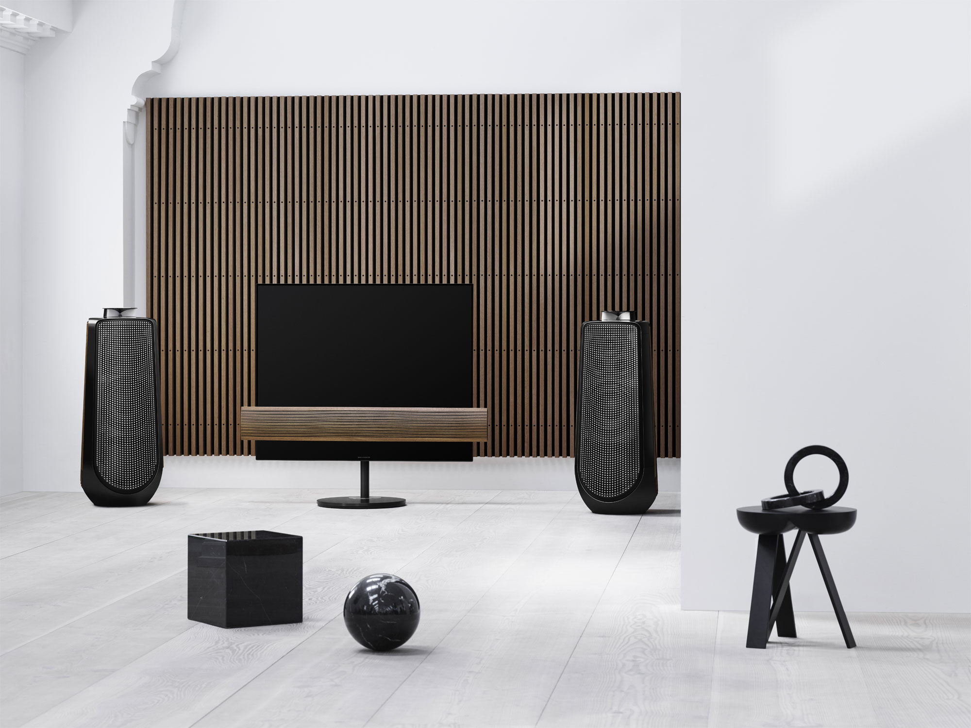B O BeoVision Eclipse Beolab 50 lanceres i Piano Black udgaver