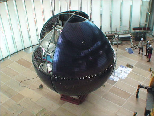 Geo-Cosmos globus består af 10.362 OLED-skærme