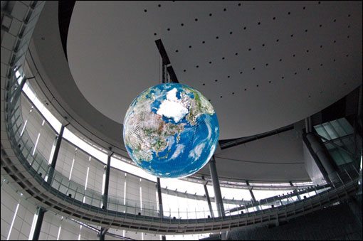 Geo-Cosmos globus består af 10.362 OLED-skærme