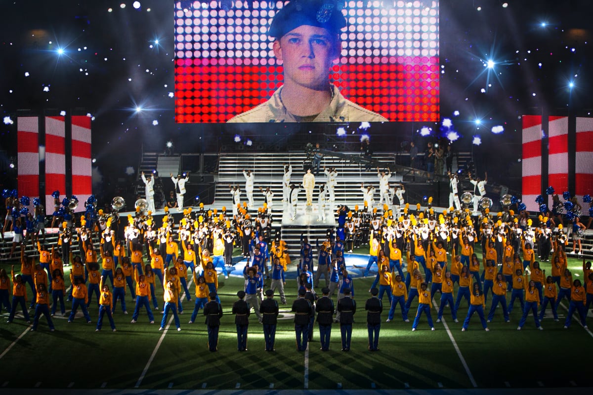 Billy Lynn Long Halftime Walk