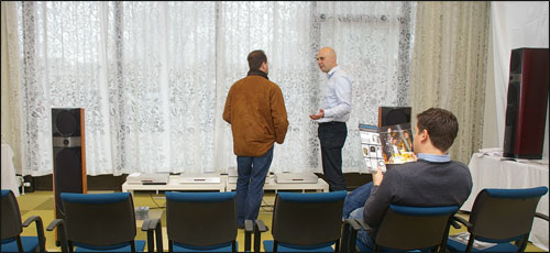 Arrangør Thomas Densen i snak med besøgende