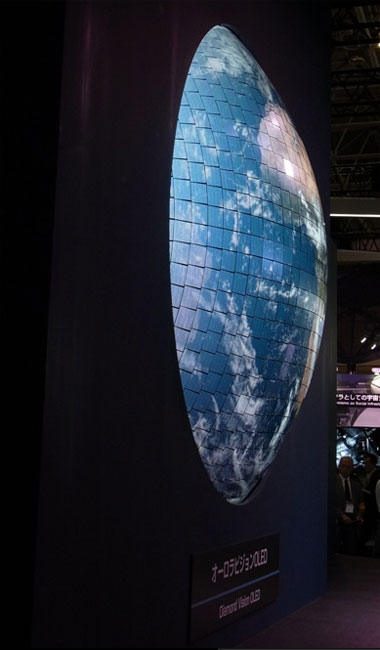 Mitsubishisbuede OLED-skærm vises frem på CEATEC-udstillingen