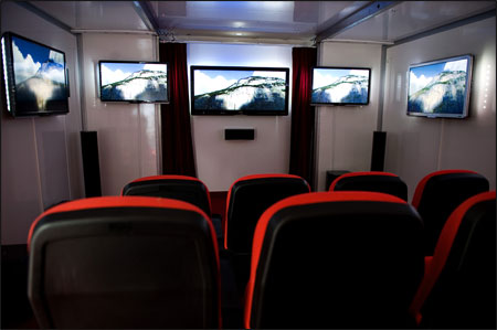 Klik for større billede Philips Cinema 21:9 Roadshow