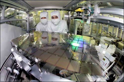 Klik for større billede 5,5G OLED-modepanel hvorfra mindre paneler skæres