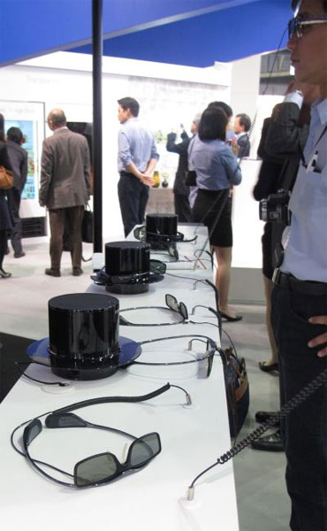 Klik for større billede Samsung’s wirelessly-charged 3D glasses