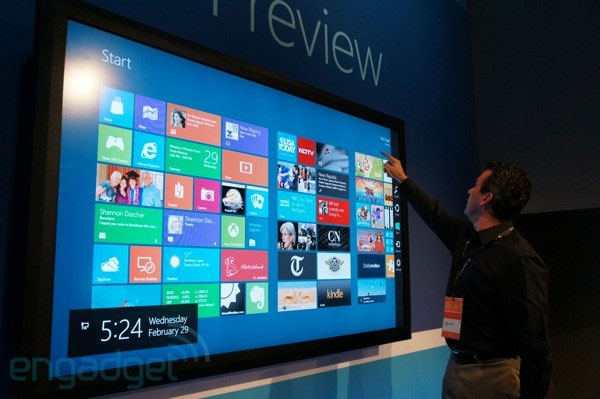 Windows 8 demonstreret på en 82-tommer skærm med 100 simultane berøringspunkter lavet af Perceptive Pixel