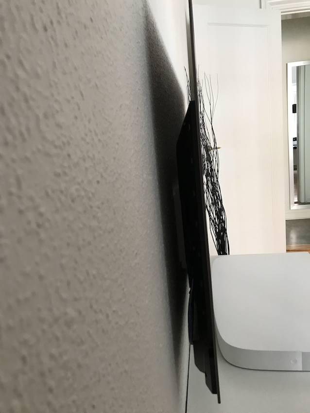 Tv stikker alt i alt 76 mm ud fra væg