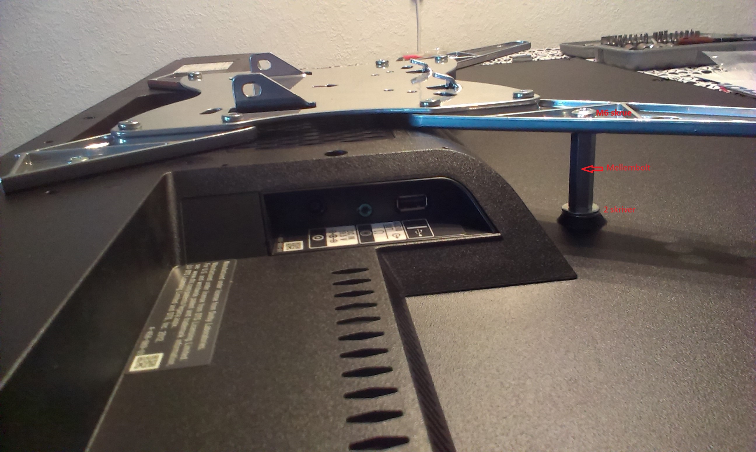 Tv + ophæng set fra siden (her ses mellemboltene)