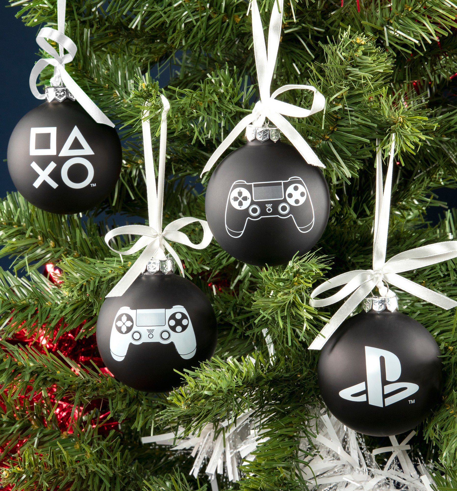 TS_PlayStation_Glass_Christmas_Bauble_Decorations_19_99_HR-HR-2000-2000-90.jpg