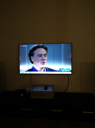 Her er ECO mode aktiveret...alt lys dæmpes undtagen bunden af skærmen. Som sagt ser det mere voldsomt ud på billedet.