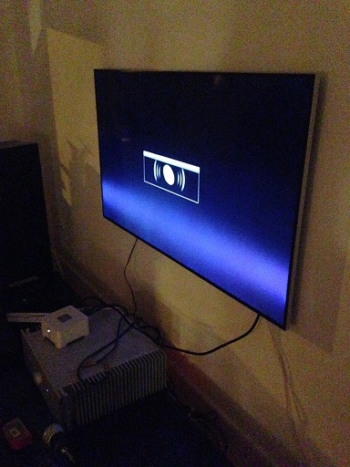 Lyst skær ved mørkt lys og anden betragtningsvinkel. Som sagt ser det mere voldsomt ud på billedet.