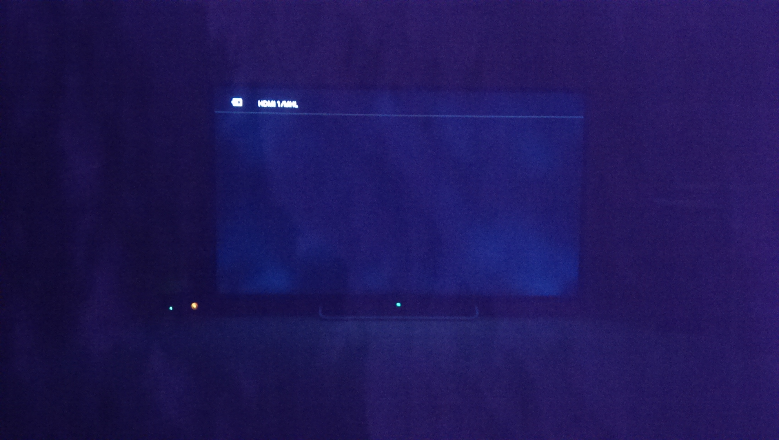 Mit fjernsyn med sort skærm.