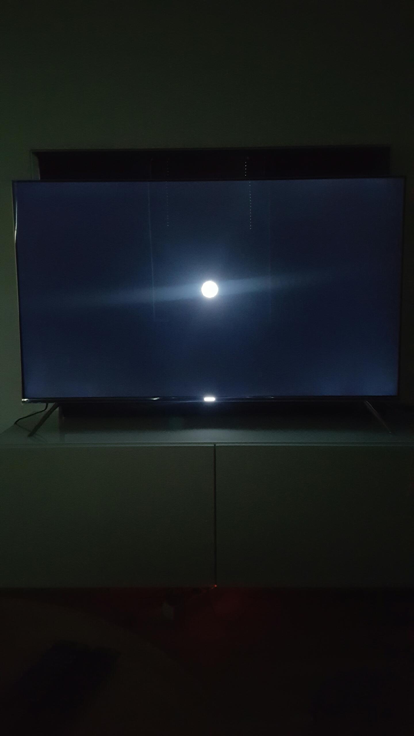 Billede af tv med billede, lyser op i hjørnerne