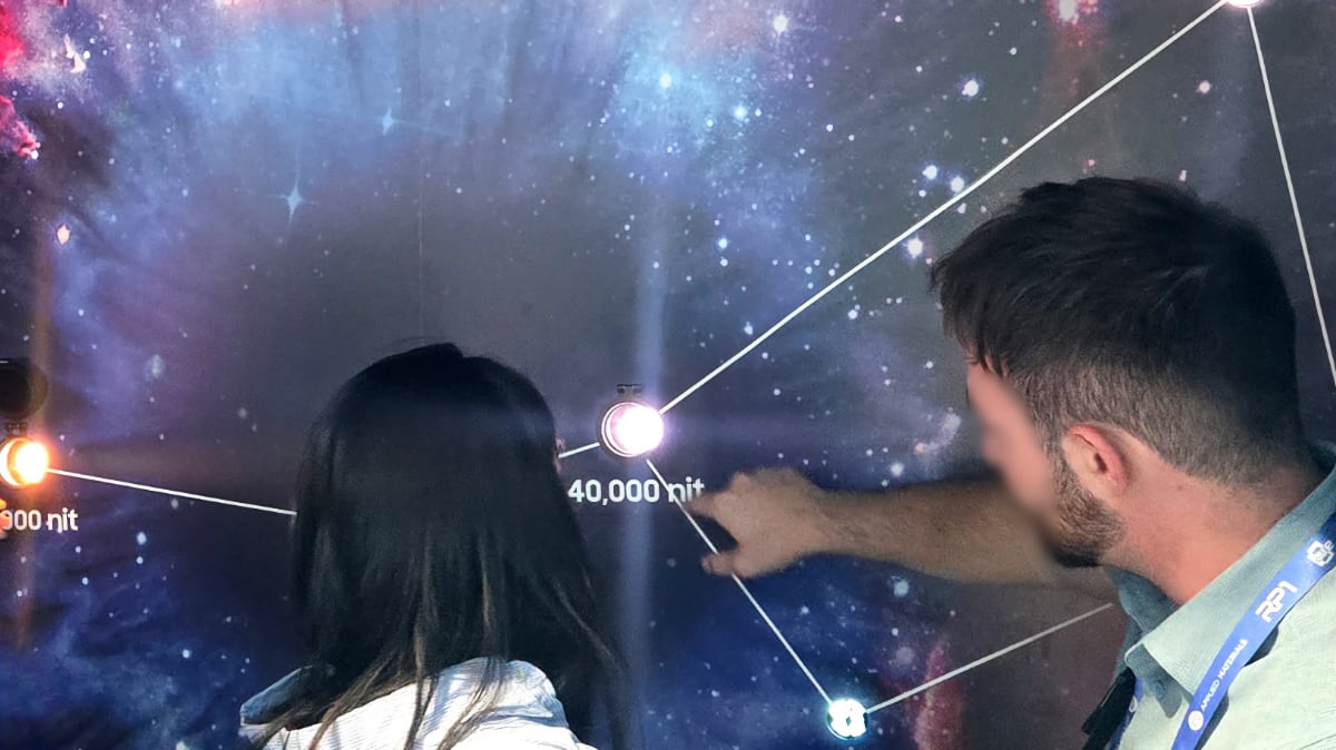 40000 nits micro-OLED