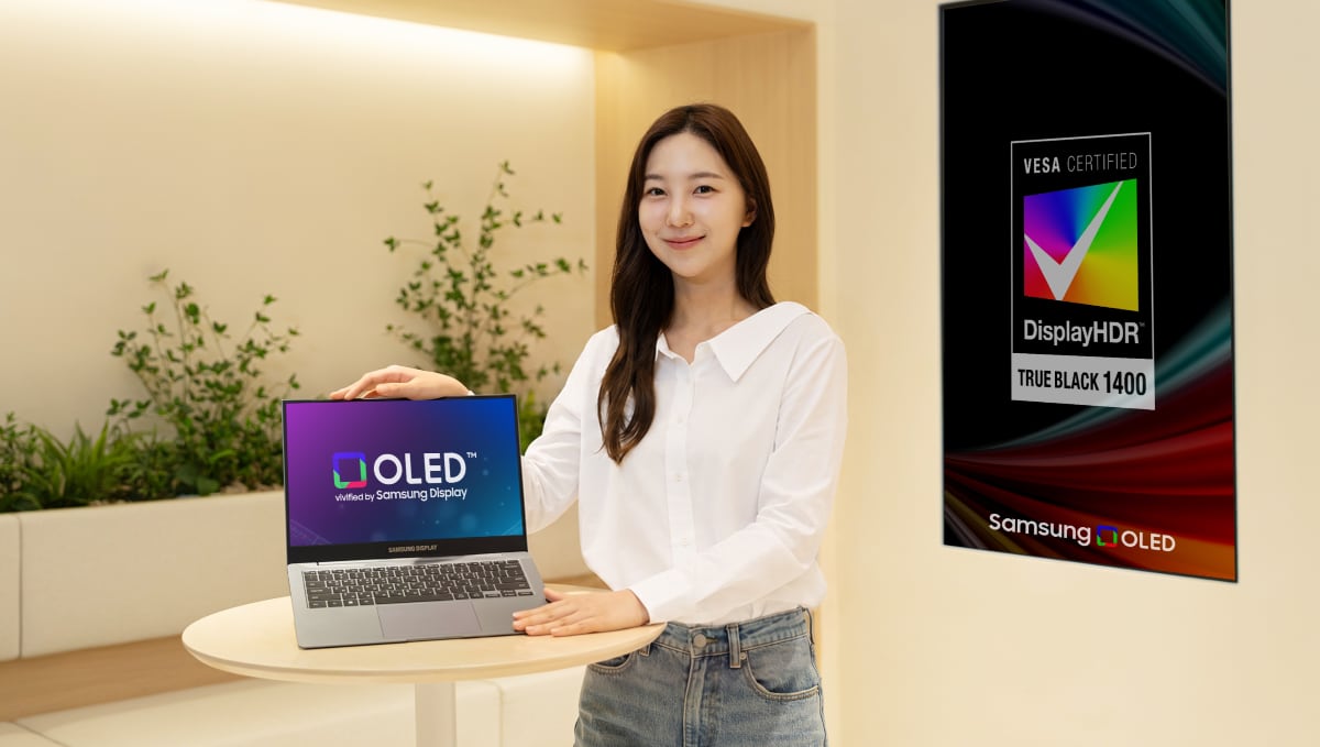 700 nits OLED